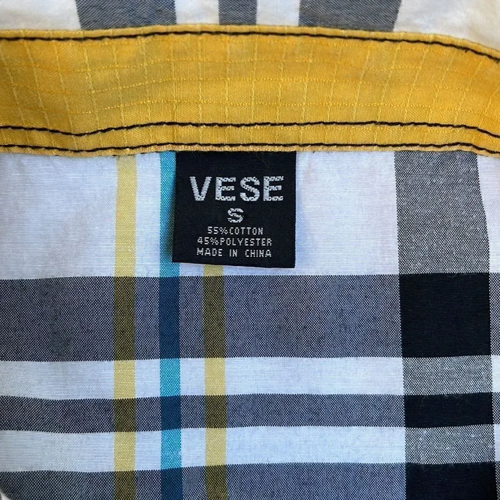 Vese short sleeve button up shirt.  Size Small.
